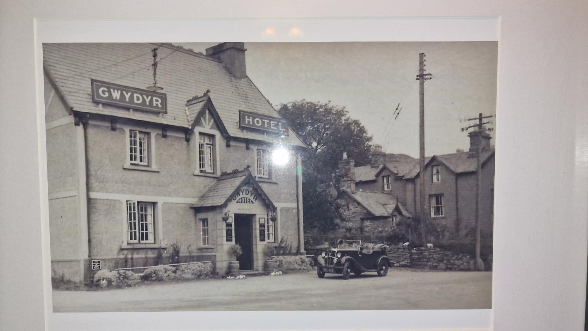 Y Gwydyr Hotel - Dolwyddelan Exteriör bild