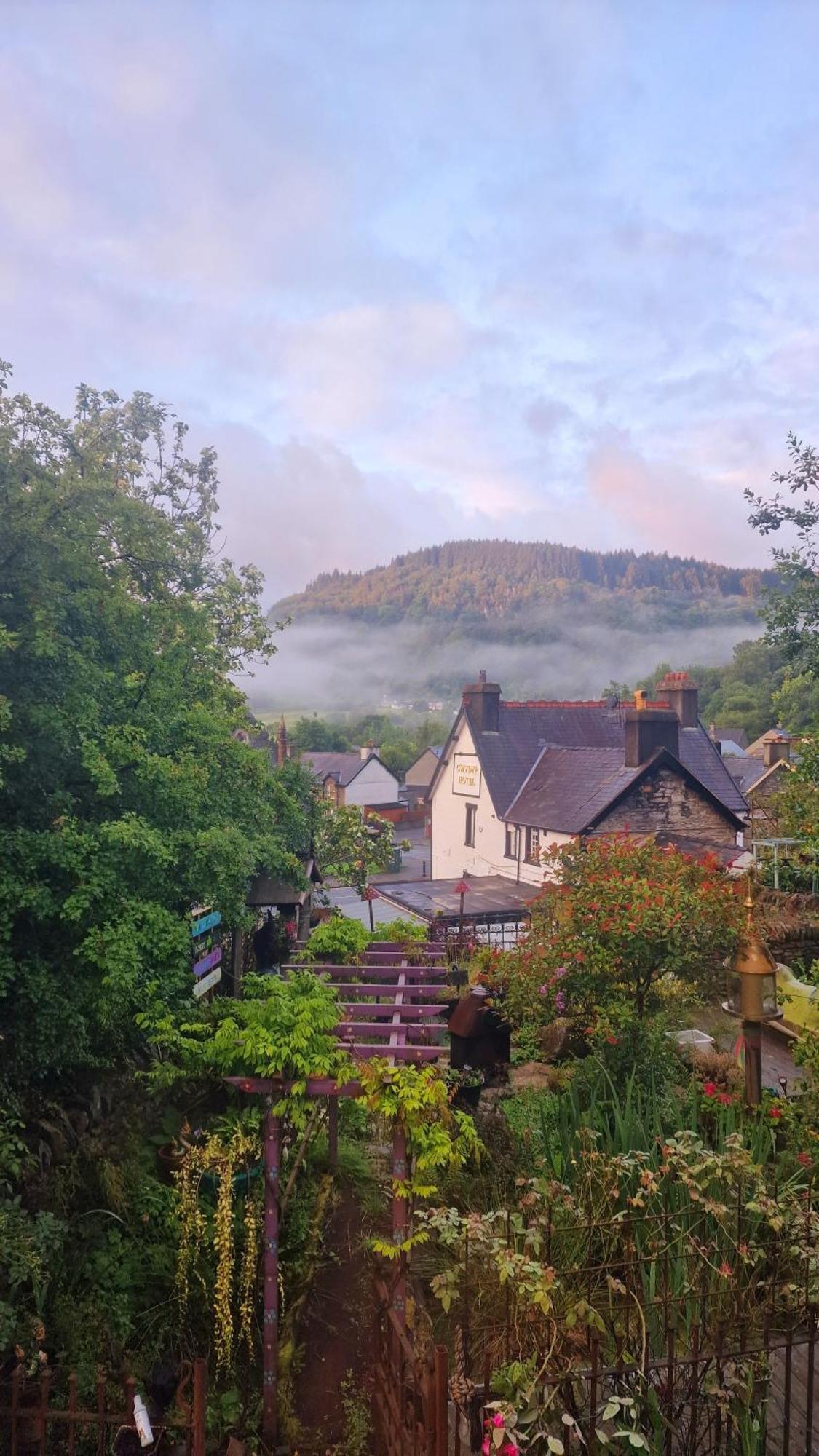 Y Gwydyr Hotel - Dolwyddelan Exteriör bild